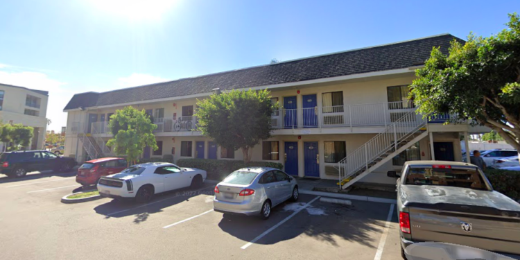 Hombre arrestado después de atrincherarse con una espada samurái en un motel de Carlsbad