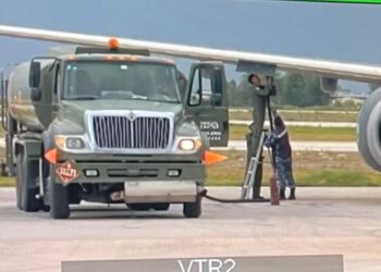 Avión de rescate de mexicanos se regresó a cargar combustible