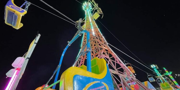 Cae juego mecánico en las Fiestas del Sol