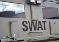 SWAT arresta sospechoso de asalto que se resguardó en casa de Spring Valley