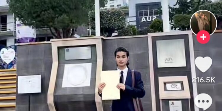 Joven se gradúa con el mejor promedio y a su familia se le olvida acudir a la ceremonia