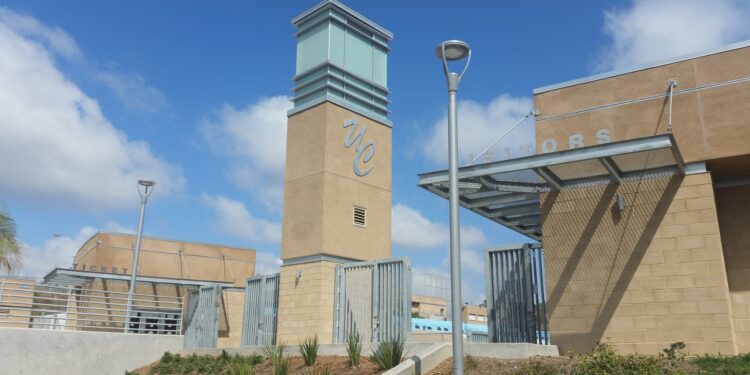 Arrestan a profesor de secundaria en University City por intento de acto sexual con menor
