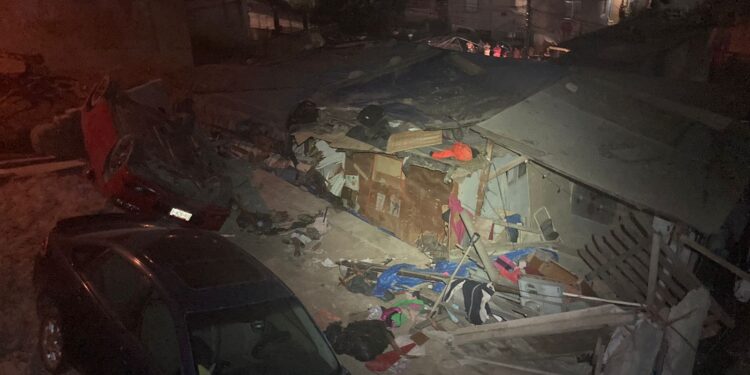 Derrumbe de un cerro dejó una mujer y un niño atrapados