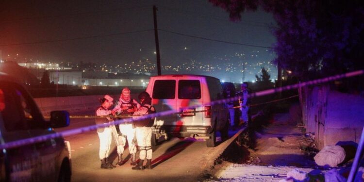 Localizan a un “encobijado” en zona de invasión en Tijuana