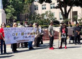 Marchan y protestan en contra de la brutalidad policial y el racismo en San Diego.