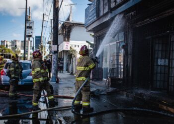 Ejecutan a hombre y le encienden fuego al lugar en Tijuana