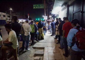 Filas de “terror” por falta de taxis la noche de Halloween en Tijuana