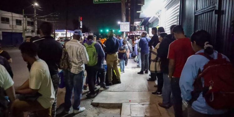 Filas de “terror” por falta de taxis la noche de Halloween en Tijuana