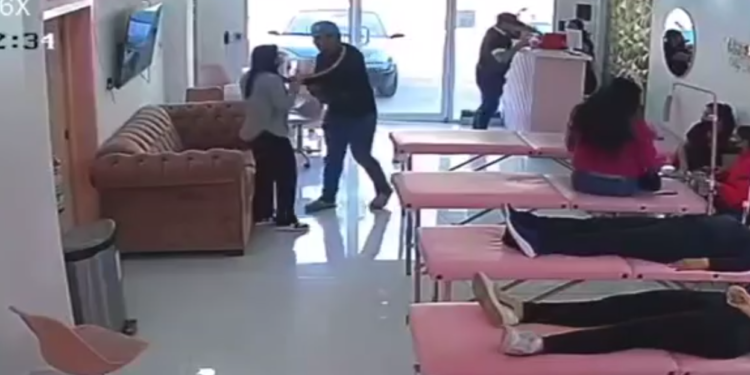 VIDEO | Asaltan salón de belleza a mano armada en Tijuana