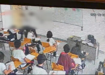 Estudiante de secundaria ataca con una navaja a su maestra