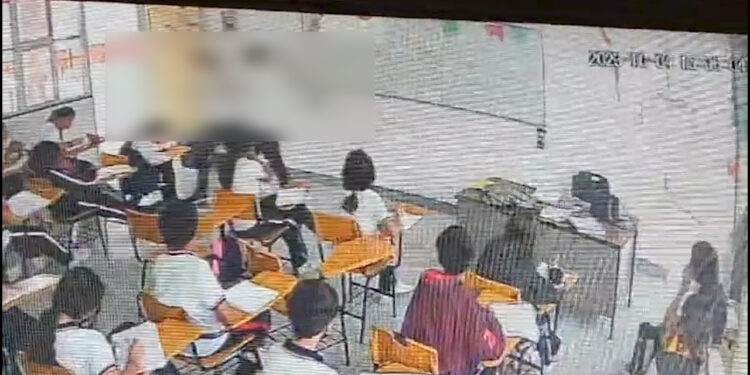 Estudiante de secundaria ataca con una navaja a su maestra