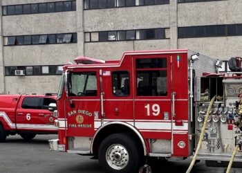 Mujer de 80 años fallece tras incendio en su hogar en Santee