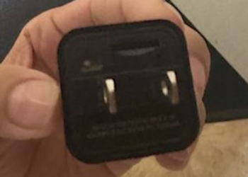 Hispana era grabada en el baño de su trabajo