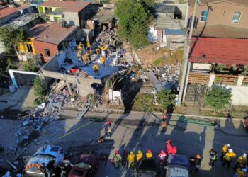 Casa colapsa tras explosión en la colonia Cumbres