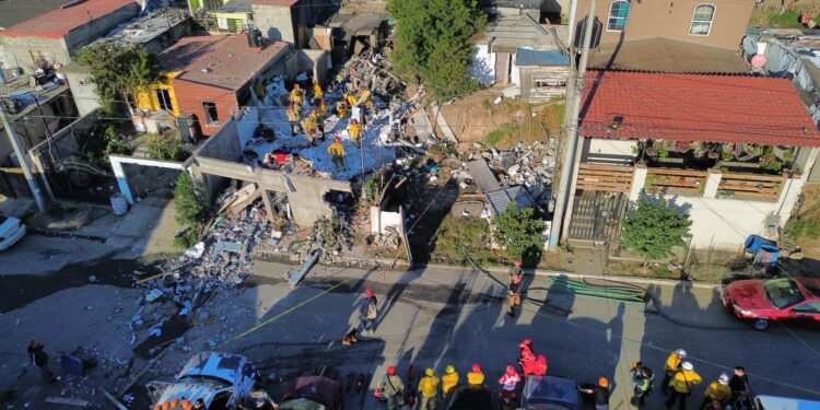 Casa colapsa tras explosión en la colonia Cumbres