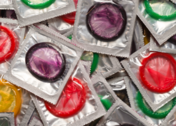 Gobernador de California rechaza distribución gratuita de condones en escuelas por costos