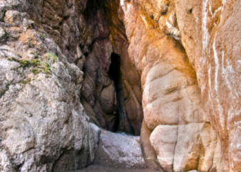 Mujer es rescatada tras quedar atrapada 16 horas en una cueva del Condado Este