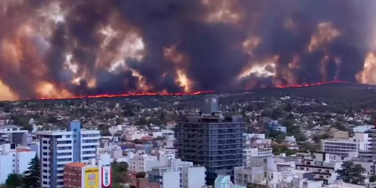 Abrasador incendio en Córdoba, Argentina, amenaza la vida de miles de personas