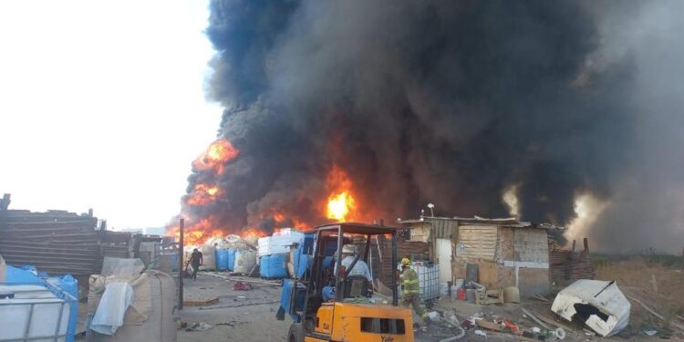 Se registra fuerte incendio en recicladora de la colonia “El Realito”