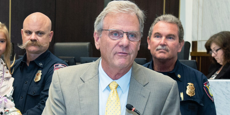 Supervisor Desmond asegura que la crisis migratoria en San Diego es “insostenible”