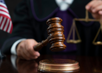 Ex-jefe de marina recibe 30 meses de condena por fraude millonario