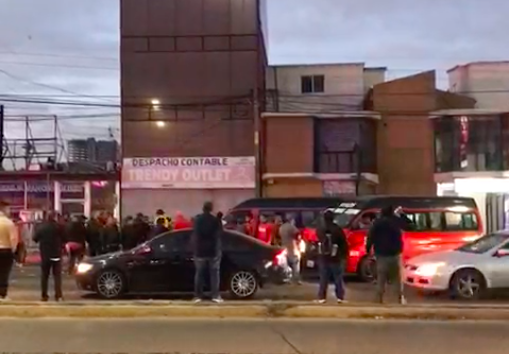 Manifestación masiva de taxis rojos provoca cierre vehicular en crucero de la 5 y 10