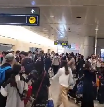 Mexicanos cantan el tradicional Cielito Lindo mientras esperan ser repatriados de Israel