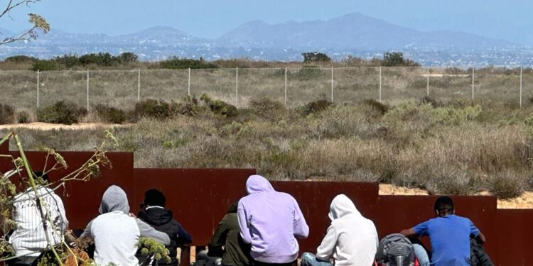 Residente de California afirma que migrantes están dañando su terreno al cruzar la frontera