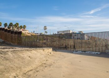 Migrantes resultan heridos por tratar de cruzar el muro entre Tijuana y San Diego