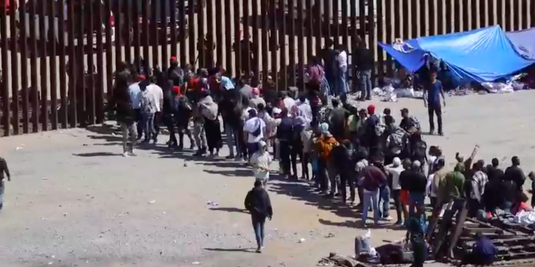 Más de 200,000 migrantes han cruzado hacia San Diego, asegura la Patrulla Fronteriza