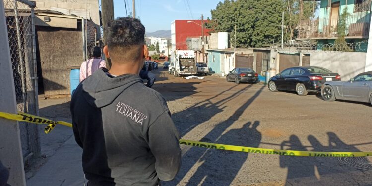 Recolector de basura muere tras caer de un camión