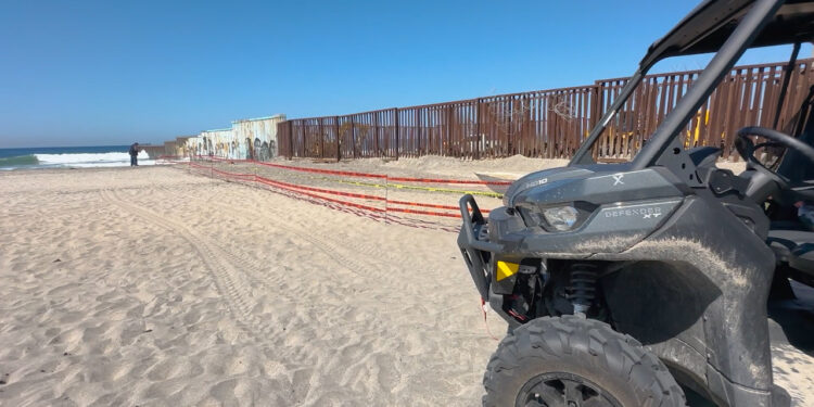 Nuevo campamento en la frontera y el INAMI acordona el área del muro de playas de Tijuana