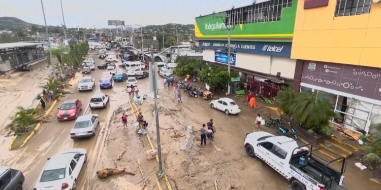 Desesperación y angustia se vive en Acapulco tras la gran destrucción que dejó “Otis
