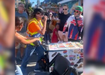 Disputa entre vendedor ambulante y voluntario en evento del día de muertos se viraliza