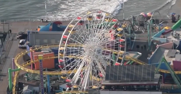 Hombre escala rueda de la fortuna en Santa Mónica con supuesta bomba