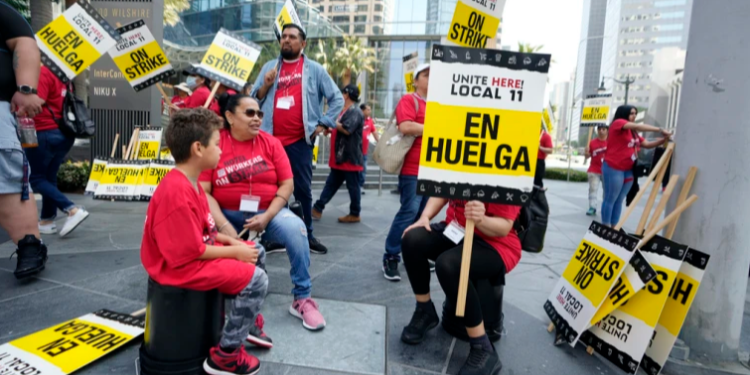 Hoteles en Los Ángeles emplean a migrantes como sustitutos de trabajadores en paro