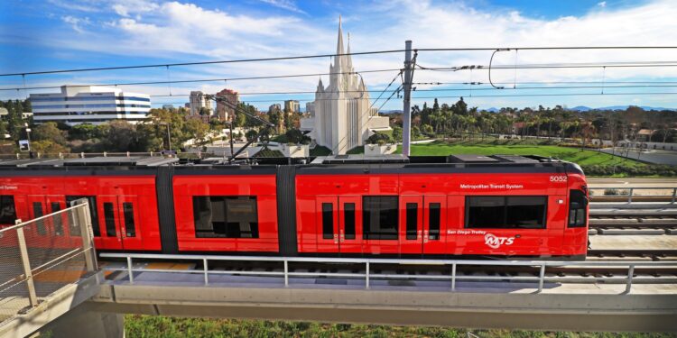 Hombre es apuñalado a bordo del trolley en La Jolla mientras dormía