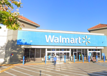 Hombre es apuñalado múltiples veces fuera de una tienda en San Diego