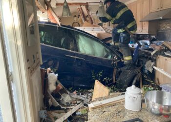 Anciana pierde el control y estrella su Tesla en la cocina de una casa