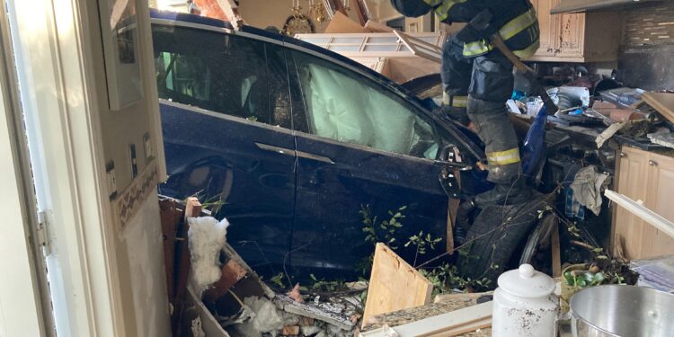 Anciana pierde el control y estrella su Tesla en la cocina de una casa
