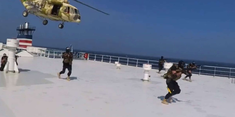 Hay dos mexicanos entre los marinos secuestrados en un barco carguero