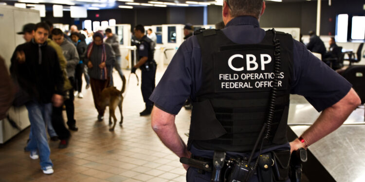 Congresista afirma que aspirantes al CBP no pasan la prueba del polígrafo