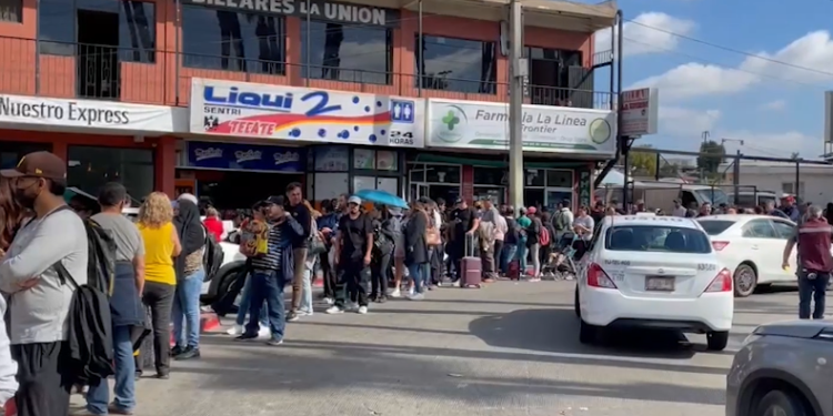 Fila larga en garita
