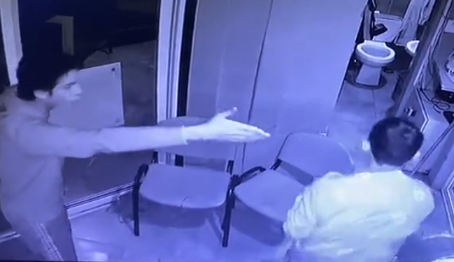 Joven agrede a guardia de seguridad
