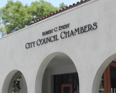 Concejo Municipal de Poway prohíbe la distribución de mensajes de odio