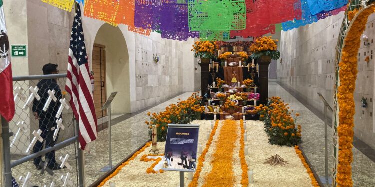 Catedral Metropolitana de Tijuana recuerda vidas de migrantes en su altar