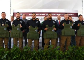 Entregan equipo táctico, uniformes y vehículos a la Agencia Estatal de Investigación