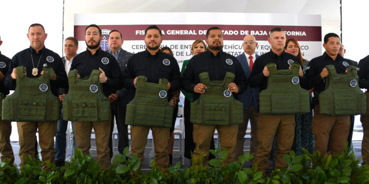 Entregan equipo táctico, uniformes y vehículos a la Agencia Estatal de Investigación