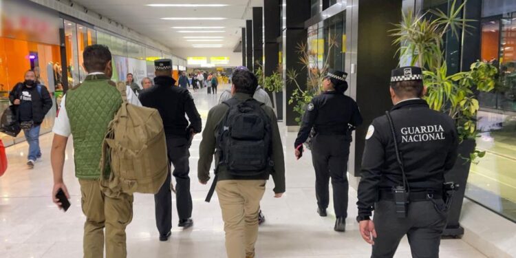 INM entrega a El Salvador a persona extranjera ligada a la Mara Salvatrucha