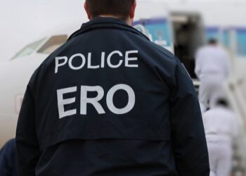 ICE continúa con deportaciones por avión de familias y personas indocumentadas